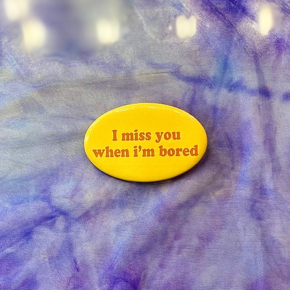 “I Miss You When I’m Bored” Novelty Printed Lapel Pin Funny Offset Button - Picture 1 of 4